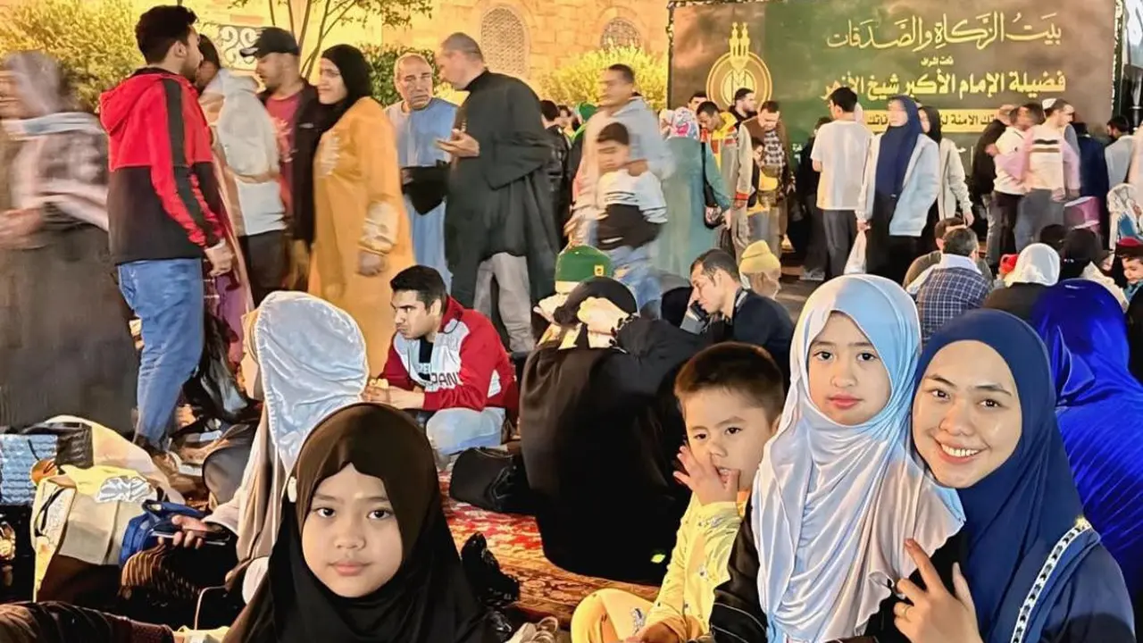 Momen Spesial Keluarga Oki Setiana Dewi di Malam ke-27 Ramadan, Di Masjid Al-Azhar Kairo