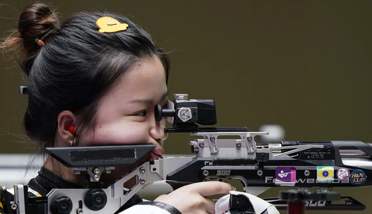 Petembak putri China, Yang Qian menjadi atlet pertama yang meraih medali emas di Olimpiade Tokyo 2020. Perempuan berusia 21 tahun tersebut menjadi yang terbaik pada cabang olahraga menembak nomor 10 m air rifle putri. (Foto: AP/Alex Brandon)
