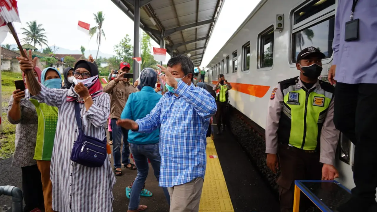 Bupati Garut Rudy Gunawan dan rombongan tengah menikmati perjalanan uji coba Kereta Api (KA) Stasiun Garut-Pasar Senen, di salah satu stasiun Garut, beberapa waktu lalu.