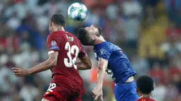 Bek Liverpool, Joel Matip, duel udara dengan striker Chelsea, Olivier Giroud, pada laga Piala Super Eropa 2019 di Stadion Vodafone Park, Istanbul, Rabu (4/8). Liverpool mengalahkan Chelsea lewat adu penalti dengan skor 5-4. (AP/Thanassis Stavrakis)