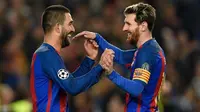Dua pemain Barcelona Arda Turan (kiri) dan Lionel Messi. (AFP/Lluis Gene)