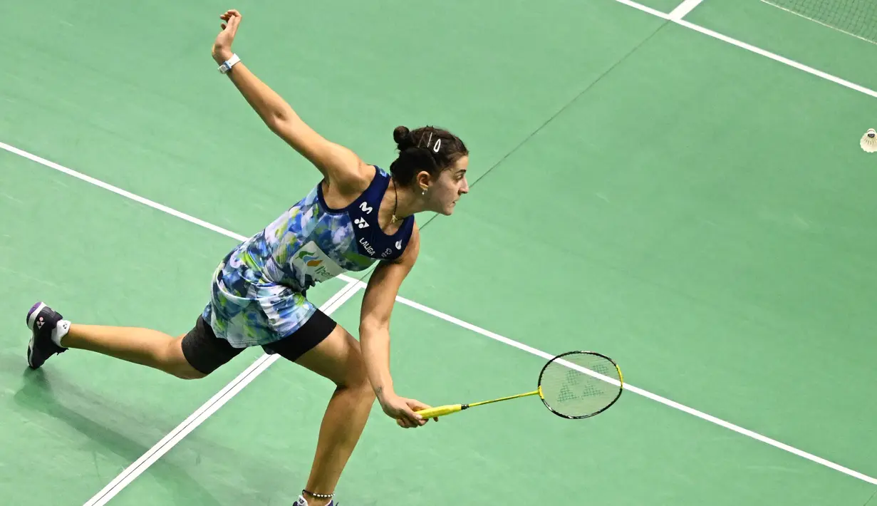 Tunggal putri Spanyol, Carolina Marin, saat melawan wakil Indonesia, Gregoria Mariska Tunjung, pada laga perempat final turnamen Hong Kong Terbuka 2023 di Coliseum, Hong Kong, Jumat (15/9/2023). Gregoria menang dua set langsung dengan skor 21-9 dan 21-18. (AFP/Peter Parks)