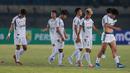 Para pemain PSIM Yogyakarta tampak kecewa saat melawan Persikab Bandung pada laga pertama Grup Tengah Liga 2 2022/2023 di Stadion Si Jalak Harupat, Bandung, Minggu (28/8/2022). (Bola.com/M Iqbal Ichsan)