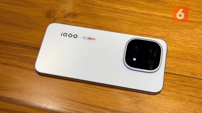 iQOO 15 varian warna Legend atau putih. (Liputan6.com/ Yuslianson)