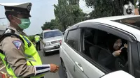 Petugas menyuruh pengemudi mengenakan masker saat kegiatan Check Point Pengawasan Pelaksaanaan PSPBB di kawasan Pasar Jumat, Jakarta selatan, Jumat (10/4/2020). Kegiatan gabungan Dishub dan Polda Metro Jaya merupakan Pergub Nomor 33 Tahun 2020 tentang Pelaksanaan PPSB. (merdeka.com/Arie Basuki)