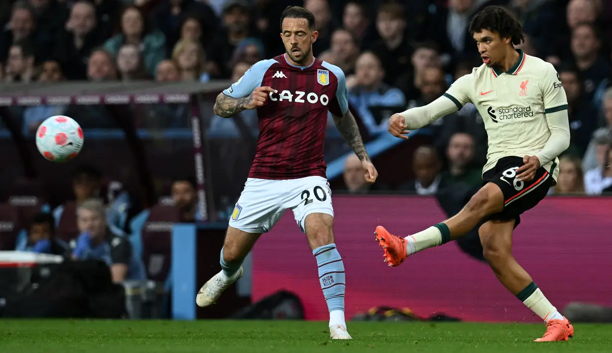 <p>Striker Aston Villa Danny Ings (kiri) berebut bola dengan bek Liverpool Trent Alexander-Arnold pada laga lanjutan Liga Inggris 2021/2022 di Villa Park, Rabu (5/11/2022) dini hari WIB. Liverpool menang tipis 2-1 atas tuan rumah Aston Villa. Gol kemenangan The Reds dicetak Sadio Mane. (Paul ELLIS / AFP)</p>