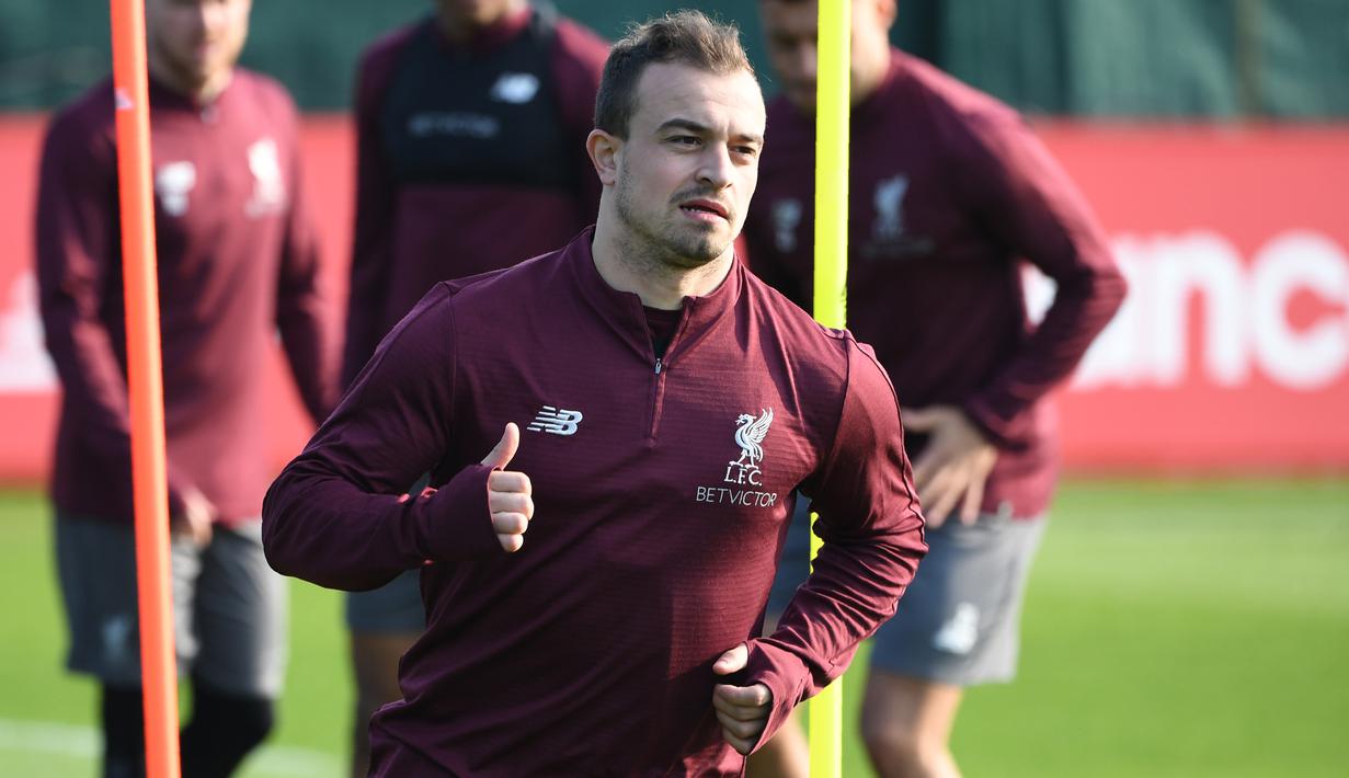 Gelandang Liverpool, Xherdan Shaqiri, saat sesi latihan jelang laga Liga Champions di Melwood, Liverpool, Senin (8/4). Liverpool akan berhadapna dengan Porto. (AFP/Paul Ellis)