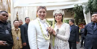 Jumat 18 Agustus menjadi hari berbahagia bagi pasangan Moreno Soeprapto dan Noorani Sukardi. Keduanya baru saja resmi menjadi suami istri. Para tokoh politik menjadi saksi pernikahan pasangan ini. (Adrian Putra/Bintang.com)