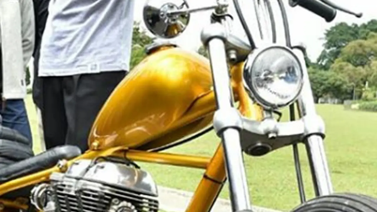 Lihat Kerennya Motor Chopper Berwarna Emas Milik Jokowi
