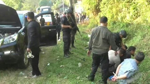Densus 88 mengamankan 5 terduga teroris yang akan berangkat ke Jakarta di Malangbong Garut