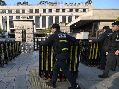 Polisi memasang barikade di depan Mahkamah Konstitusi di Seoul, Korea Selatan pada tanggal 16 Desember 2024. (JUNG YEON-JE/AFP)