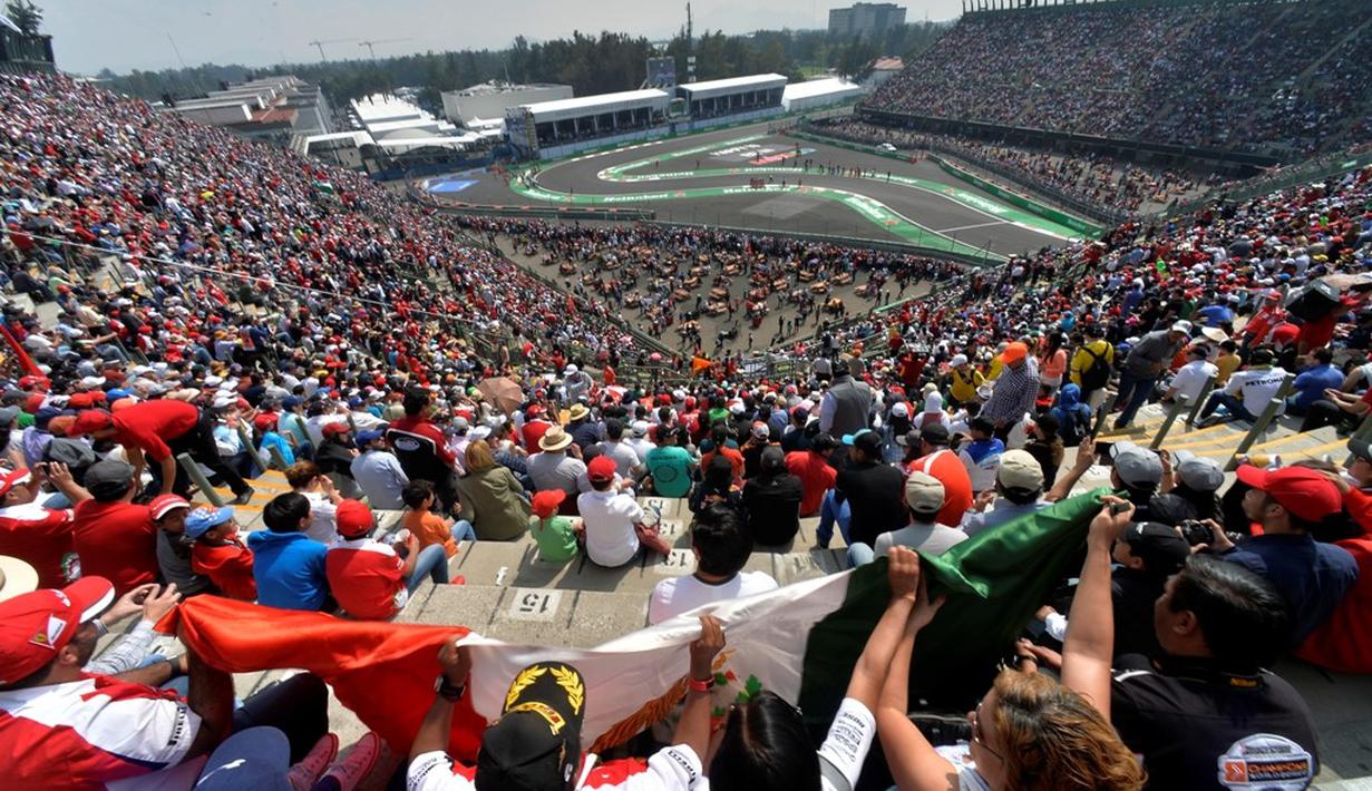 Penonton memadati tribun saat balapan F1 GP Meksiko di Sirkuit Autodromo Hermanos Rodriguez, Senin (31/10/2016) dini hari WIB. (AFP/Pedro Pardo)