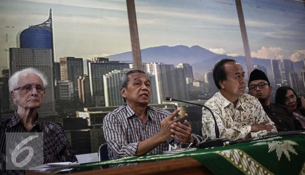 M.Busyro Muqoddas (kedua kiri) memberikan paparan saat menghadiri pandangan Tim Evaluasi Penanganan Terorisme di PP Muhammadiyah, Jakarta, Kamis (15/7). Jumpa pers tersebut terkait Peledakan Bom di Mapolresta Solo. (Liputan6.com/Faizal Fanani)