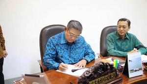 Presiden SBY menandatangani dua Perppu menolak Pilkada tidak langsung, di Kantor Presiden, (2/10/14). (twitter.com/SBYudhoyono)