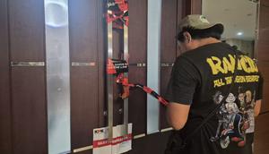 KPK segel ruang Bupati Bekasi. (Antara)