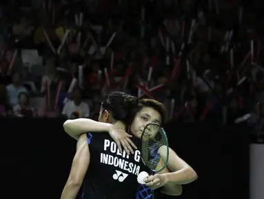 Ganda putri Indonesia, Apriyani Rahayu, memeluk Greysia Polii usai dikalahkan ganda Jepang pada Indonesia Masters 2019 di Istora Senayan, Jakarta, Sabtu (26/1). Greysia / Apriyani gagal ke final. (Bola.com/Yoppy Renato)