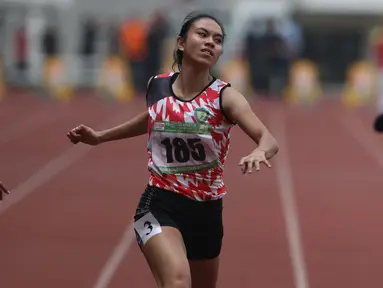 Atlet asal DKI Jakarta, Jeany Nurainy saat menyelesaikan lomba lari 100 meter putri U-20 Kejurnas Atletik U18, U20 dan Senior 2019 di Stadion Pakansari, Kab Bogor, Jumat (2/8/2019). Jeany Nurainy meraih posisi pertama dengan catatan waktu 12,15 detik. (Liputan6.com/Helmi Fithriansyah)