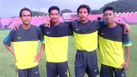 Faris Aditama, Qischil Gandrumini, dan Guntur Ariyadi, dan Miftahul jadi pemain senior yang akan membela Persik di uji coba melawan Persis (6/3/2016). Sisanya, Persik akan menggunakan pemain muda. (Bola.com/Robby Firly)