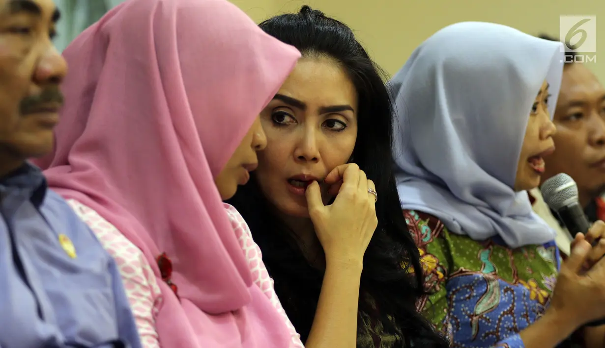 Anggota Fraksi PDIP MPR RI, Rieke Diah Pitaloka berbincang dengan Baiq Nuril saat Diskusi Empat Pilar MPR, Jakarta, Rabu (21/11).  Diskusi membahas tema 'Perlindungan Perempuan dari Ancaman Kekerasan Seksual'. (Liputan6.com/Johan Tallo)