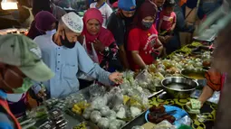 Orang-orang berbelanja di pasar makanan pada hari pertama bulan suci Ramadhan di provinsi Narathiwat di Thailand selatan (24/4/2020). Sejumlah pedagang menjual berbagai makanan selama bulan suci Ramadan di pasar tersebut. (AFP/Madaree Tohlala)