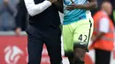 Manuel Pellegrini berjabat tangan dengan gelandang Manchester City, Yaya Toure usai pertandingan di Stadion Liberty, Inggris (15/5). Pellegrini akan digantikan Pep Guardiola yang sebelumnya menangani Bayern Muenchen. (Reuters /Rebecca Naden)