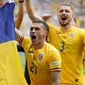 Selebrasi para pemain Timnas Rumania, Nicolae Stanciu dkk merayakan kemenangan 3-0 atas Timnas Ukraina setelah berakhirnya laga Grup E Euro 2024 di Allianz Arena, Munchen, Jerman, Senin (17/6/2024). (AP Photo/Matthias Schrader)