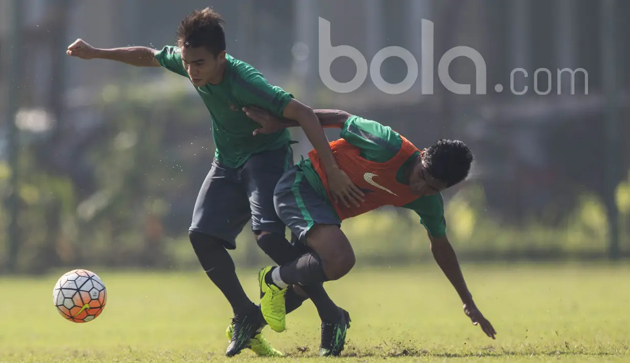 Gelandang Barito Putera, Paulo Sitanggang, berebut bola dengan gelandang PSM, Asnawi Bahar, saat mengikuti seleksi Timnas Indonesia U-22 di Lapangan SPH Karawaci, Banten, Kamis (9/3/2017). (Bola.com/Vitalis Yogi Trisna)