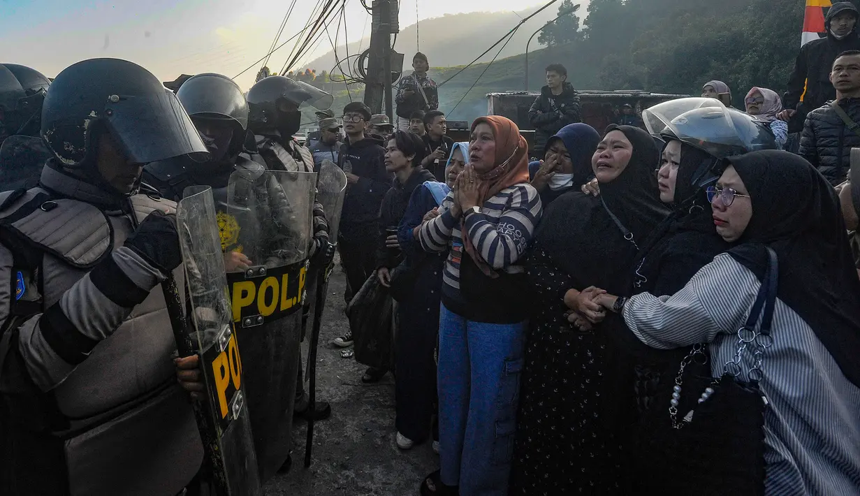 Pedagang menangis saat pembongkaran tahap dua lapak Pedagang Kaki Lima (PKL) liar di Jalur Puncak, Kabupaten Bogor, Senin (26/8/2024). (merdeka.com/Arie Basuki)