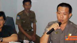 Citizen6, Lampung: Ketua DPRD Lampung Utara, M Yusrizal saat memimpin rapat dengan seluruh pengusaha SPBU di ruang rapat DPR pada, Senin (4/7). (Pengirim: Feaby Handana)