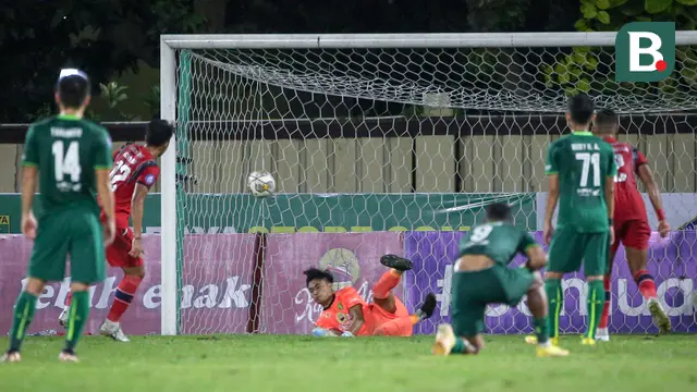 Foto: Gagalkan Penalti di Penghujung Laga, Ernando Ari Pastikan Persebaya Bungkam Arema FC di BRI Liga 1