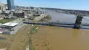 Foto udara memperlihatkan Sungai Ohio yang meluap karena hujan lebat di kota Cincinnati, Ohio, Senin (26/2). Sejumlah kabupaten telah menyatakan keadaan darurat, dan seluruh kota di sepanjang Sungai Ohio terendam banjir. (DroneBase via AP)