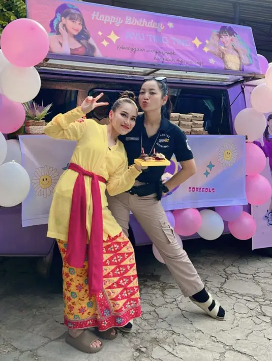 Ayu juga mendapatkan food truck, saat ia mengenakan kebaya dan kain Betawi colorfull. Dengan riasan natural, hanya lipstik merah on point.  (@ayutingting92)