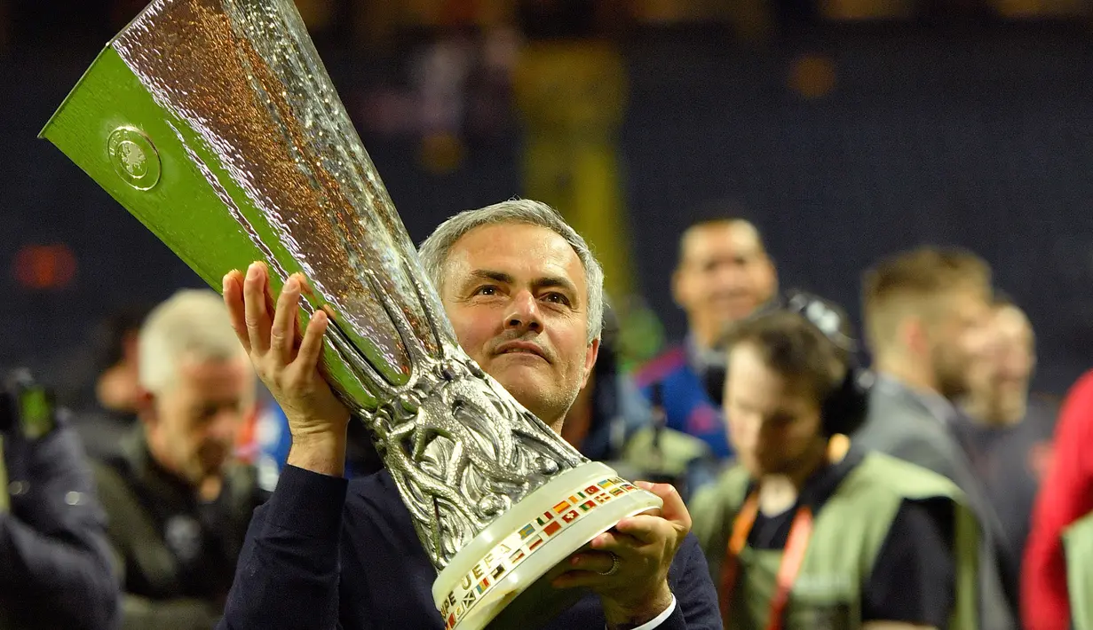 Jose Mourinho berpose dengan trofi Liga Europa, Swedia, Kamis (25/5). Keberhasilan Mourinho meraih juara Liga Europa membuat Mou menjadi pelatih pertama yang mampu memenangi Liga Champions dan Liga Europa/Piala UEFA lebih dari sekali. (AP Photo)