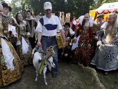 Ferdinandas Petkevicius berpose dengan kambingnya, Demyte, yang menjadi pemenang kontes kecantikan kambing di Ramygala, Lithuania, Minggu (26/6). Kontes kecantikan unik yang melibatkan kambing ini merupakan tradisi turun temurun. (REUTERS/Ints Kalnins)
