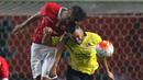 Pemain Persija, William Pacheco (kiri), berduel dengan pemain Semen Padang,  Marcel Sacramento, dalam laga Torabika Soccer Championship 2016 presented by IM3 Ooredoo di Stadion Utama Gelora Bung Karno, Jakarta, Minggu (8/5/2016). (Bola.com/Arief Bagus)