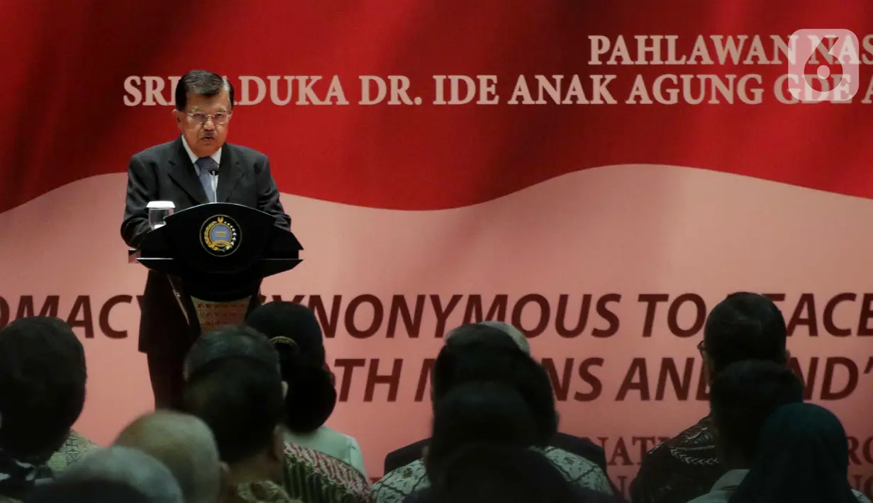 Wakil Presiden ke-10 dan ke-12 Jusuf Kalla menyampaikan sambutan saat menerima penghargaan Anugerah Dr Ide Anak Agung Gde Agung di Kantor Kementerian Luar Negeri, Jakarta, Kamis (23/1/2020). Jusuf Kalla dinilai berkontribusi besar dalam perdamaian dunia lewat diplomasi. (Liputan6.com/Faizal Fanani)