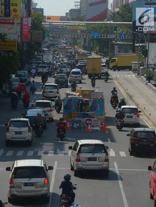Sejumlah kendaraan melintas di dekat galian kabel yang berada di tengah jalan Gajah Mada, Jakarta, Sabtu (12/5). (Merdeka.com/Imam Buhori)