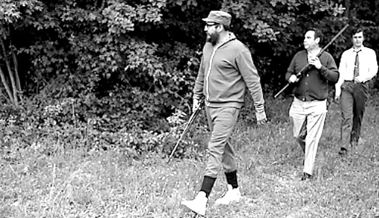 Fidel Castro (kiri) berjalan saat berburu di Rumania dalam file foto Mei 1972 ini. Bersama Che Guevara, Castro pernah melakukan perlawanan gerilya untuk Kuba selama 25 bulan di Pegungunan Sierra Maestra.  (REUTERS / Prensa Latina File Photo)