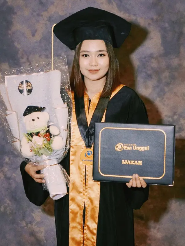 7 Momen Aulia DA Wisuda, Bahagia Bisa Lulus Kuliah Setelah Berjuang 4 Tahun