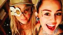 Dalam akun Instagram, Miley mengunggah beberapa foto saat dirinya tengah mengadakan pesta tahun baru. Terlihat Liam dan keluarganya juga turut dalam pesta itu. (Instagram/mileycyrus)