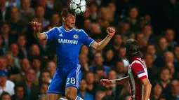 Pemain belakang Chelsea, Cesar Azpilicueta, berusaha melakukan kontrol bola atas saat berlaga melawan Atletico Madrid di laga kedua semifinal Liga Champions, (1/5/2014). (REUTERS/Eddie Keogh)
