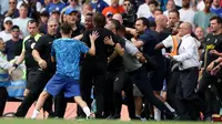 Pelatih kepala Chelsea Thomas Tuchel berdebat dengan pelatih kepala Tottenham Hotspur Antonio Conte pada pertandingan sepak bola Liga Inggris di Stadion Stamford Bridge, London, Inggris, 14 Agustus 2022. Pertandingan berakhir imbang 2-2. (AP Photo/Ian Walton)