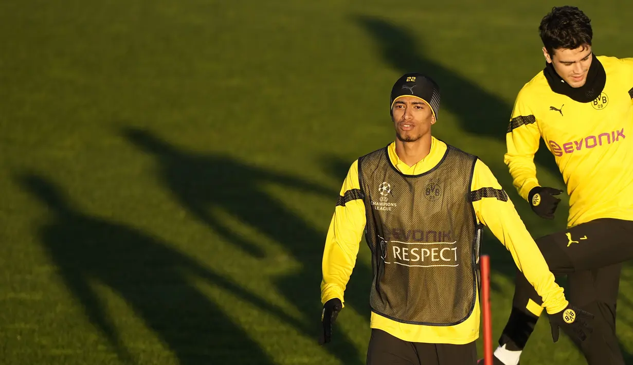 Pemain Borussia Dortmund Jude Bellingham dan Giovanni Reyna melakukan pemanasan di bawah sinar matahari sore selama sesi latihan terakhir jelang menghadapi Chelsea pada Liga Champion, di Dortmund, Jerman, Selasa (14/2/2023).  Dari segi performa, Dortmund jauh lebih meyakinkan. (AP Photo/Martin Meissner)