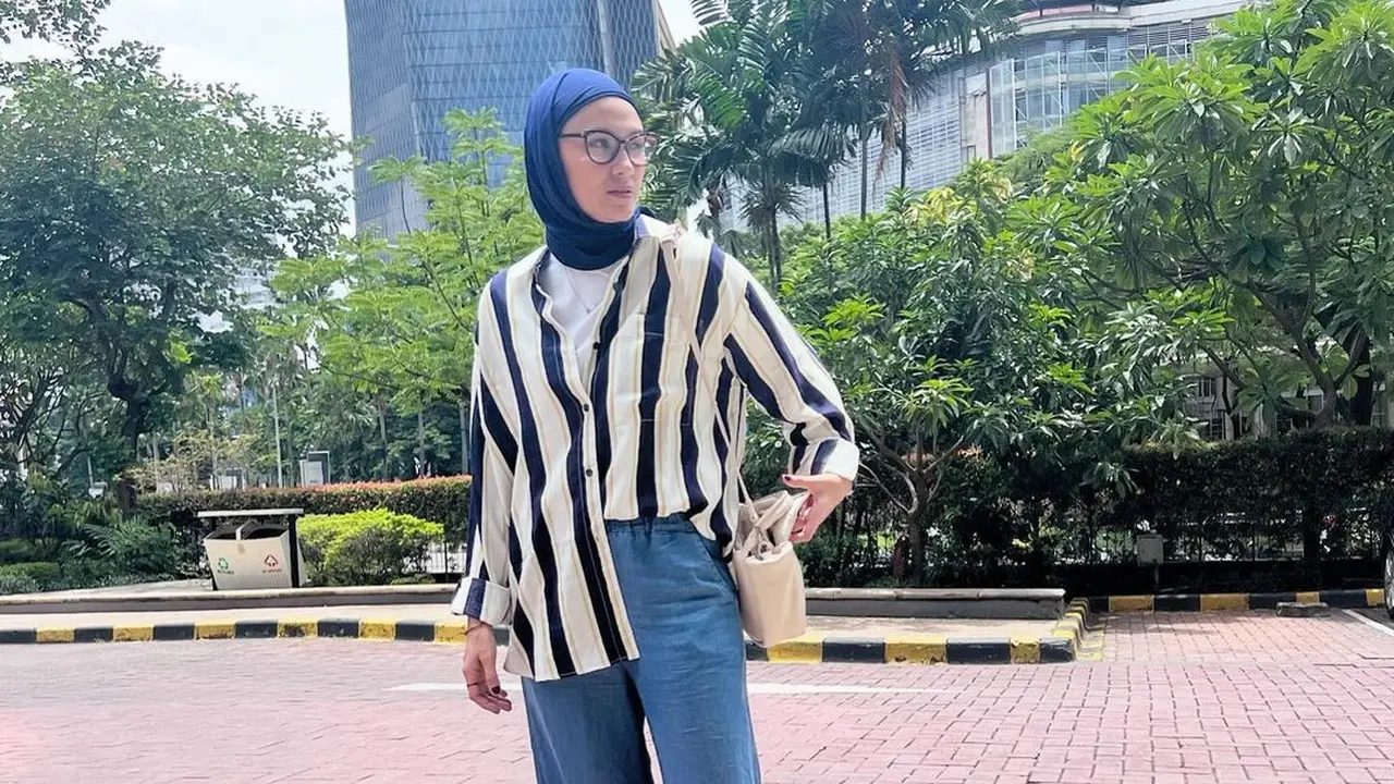 6 Gaya Berhijab Zee Zee Shahab yang Santai, Selalu Kelihatan Seperti ABG