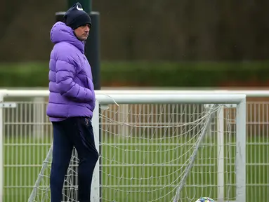 Pelatih Tottenham Hotspur, Jose Mourinho melihat para pemainnya mengikuti sesi latihan tim di Pusat Pelatihan Enfield Tottenham Hotspur, di London utara (10/12/2019). Tottenham akan bertanding melawan wakil Jerman, Bayern Munchen pada Grup B Liga Champions. (AFP/Isabel Infantes)