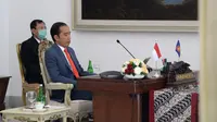 Presiden Joko Widodo (kanan) didampingi Menteri Kesehatan Terawan Agus Putranto saat KTT ASEAN Khusus Tentang COVID-19 secara virtual dari Istana Kepresidenan Bogor, Selasa (14/4/2020). Jokowi mengajak negara-negara ASEAN bersinergi melawan COVID-19. (Foto: Lukas - Biro Pers Sekretariat Presiden)