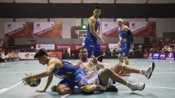 Pebasket Satria Muda, Yosua, berebut bola dengan pebasket Pelita Jaya, Prasetyo Adhi, pada laga IBL seri 1 di Hall A Senayan, Jakarta, Sabtu (16/1/2016). (Bola.com/Vitalis Yogi Trisna)