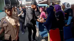 Dalam kampanyenya tersebut Dharma Pongrekun berdialog sekaligus mendengarkan aspirasi warga. (Liputan6.com/Herman Zakharia)