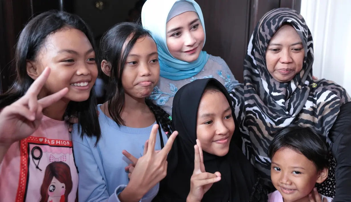 "Makan bubur bayi. Dibangunin Prilly bangun, eh liat makanan bubur bayi. Bubur bayi sih enak, aku doyan. cuma kan aku enek yah kalau lama-lama. Dan itu kan kalorinya buat bayi, aku laper tapi nggak bisa makan. Baru kali ini laper nggak bisa makan,"