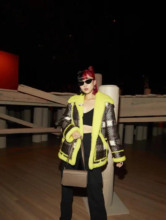 Isyana terlihat tampil cantik dan mempesona menggunakan Coach Plaid Shearling Aviator sebagai outer dengan sentuhan warna kuning neon, oversized jacket yang terinspirasi oleh kepala desainer pertama Coach, Bonnie Cashin.  (Coach)